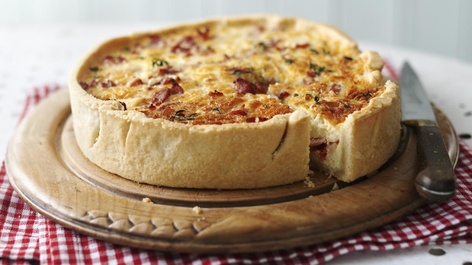 Пирог киш классический рецепт. КИШ Лорен (Quiche Lorraine). Французская кухня КИШ Лорен. КИШ Лорен с грибами. Французский пирог КИШ.